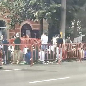 Во Владимире сотни мусульман выстроились у мечети в Добром