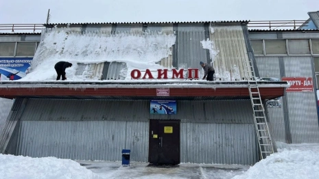 В Красной Горбатке над крышей детского спортивного центра повисли сосульки