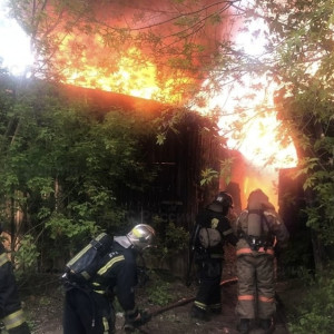 В Коврове разгорелся мощный пожар в сараях