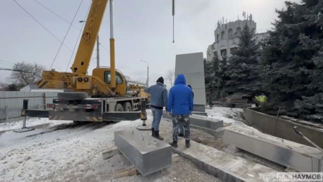 Во Владимире начали монтировать стелу «Город трудовой доблести»