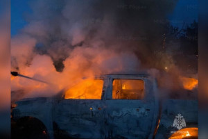 Во Владимирской области сгорели дачный дом и 3 легковушки
