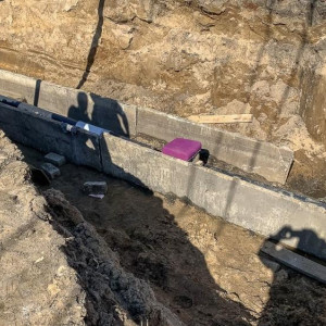 В Камешковском районе мужчина сломал ногу из-за падения в траншею