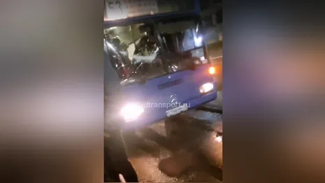 
Во Владимире разбившееся в автобусе стекло порезало лицо кондуктору