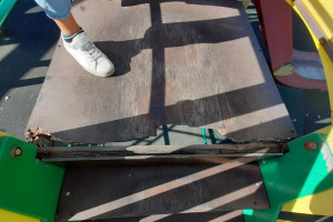 В Меленках нашли опасную детскую площадку