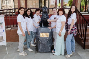 В Гусь-Хрустальном поставили памятник бездомной собаке