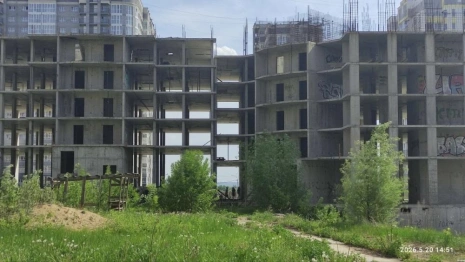 Во Владимире дети повадились лазить на территорию недостроенного корпуса «Дуброва парк-2»
