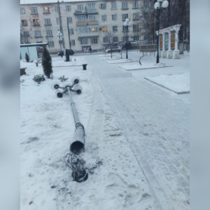 Во Владимире вандалы с корнем вырвали фонарь у ДК Молодежи