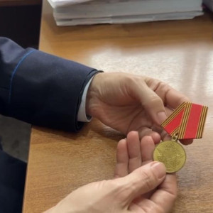 Во Владимире полицейские вернули внуку ветерана похищенную медаль деда