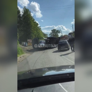 Во Владимирской области груженный щебнем КамАЗ лег на бок и прижал легковушку