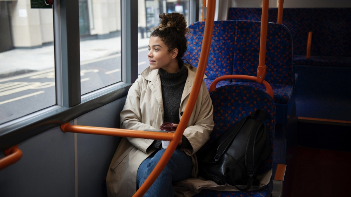 Автобус битком. 35 часов в автобусе. Автобусы россии. Толпа людей в автобусе. Переполненный салон автобуса.