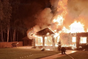 Во Владимирской области мощный пожар охватил баню