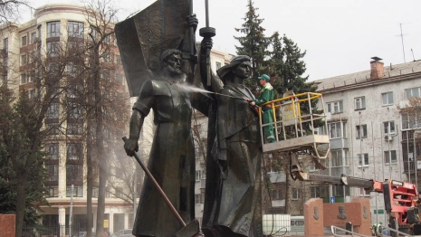 Во Владимире вымыли обелиск на площади Победы