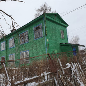 В Лакинске людей оставили в доме с мокнущими стенами и провалившимися полами