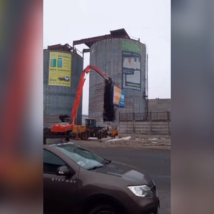 Во Владимире начали сносить башни на месте бывшего тракторного завода