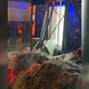 Во Владимире автомобилист снес остановку