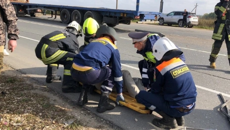 Под Ковровом спасатели достали зажатого в салоне водителя
