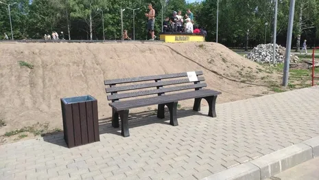Во Владимире поставили антивандальные скамейки из переработанного пластика