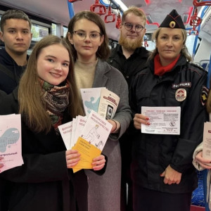Во Владимире полицейские и студенты поговорили с  пассажирами троллейбуса о мошенниках