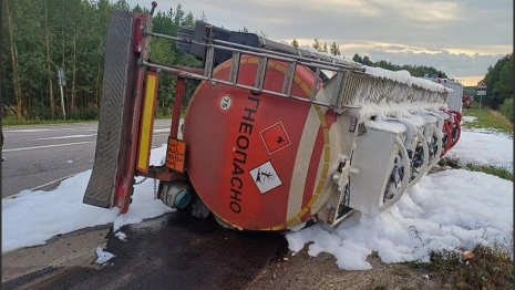Трассу во Владимирской области залило топливом после ДТП с бензовозом