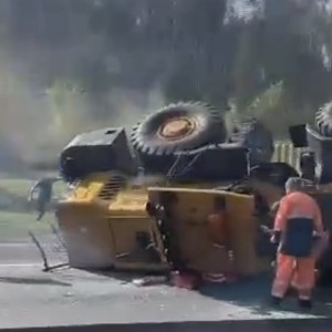 На М-7 под Ковровом трактор упал с платформы