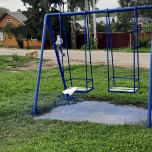 В Суздале на улице Крупской нашли опасную детскую площадку