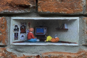 Владимирские художники начали прятать миниатюры «в кирпичиках» в зданиях по всей России