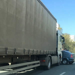 Во Владимире на проспекте Ленина столкнулись фура и легковушка