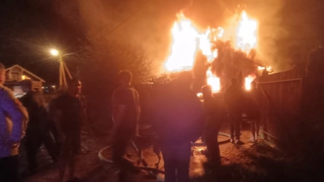 В полыхающем доме под Александровом пострадал 30-летний мужчина