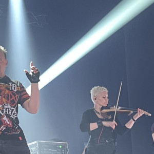 Зал подпевал, фанаты выбегали на сцену. Как прошел концерт группы КняZz во Владимире