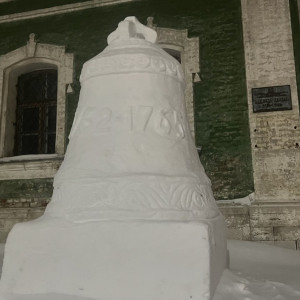 Во Владимире у Никитской церкви появился колокол из снега