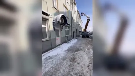 В центре Владимира снегоуборочная техника повредила фасады зданий