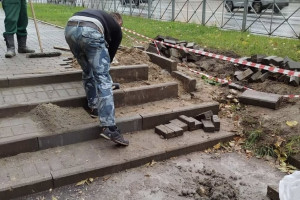 Во Владимире тракторист разнес лестницу на Октябрьском проспекте