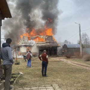 В Петушинском районе мощный пожар охватил частный жилой дом