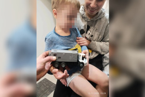 Во Владимире палец 3-летнего малыша застрял в игрушечной машинке