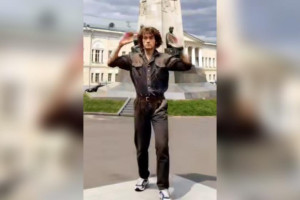 Нейросетевой Виктор Цой станцевал на Соборной площади во Владимире