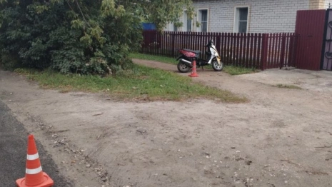 В Ковровском районе водитель скутера попал в больницу после падения на скорости