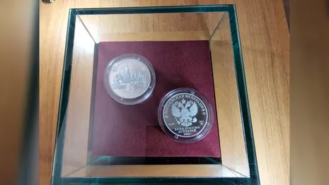 Центробанк выпустил памятную монету с изображением Александровского кремля