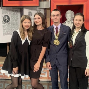 Две ученицы из Коврова вышли в полуфинал «Умников и умниц» на Первом канале