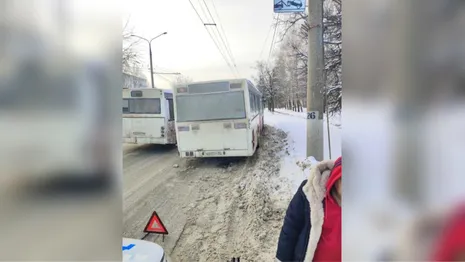 Во Владимире автобус №32 с пассажирами в салоне влетел в снежный вал