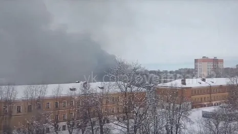 Во Владимире загорелись заброшенные казармы военного городка 