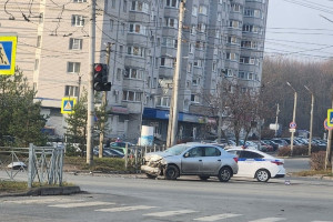 Во Владимире у парка «Дружба» столкнулись грузовик и легковушка