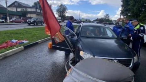 В Александрове легковушка влетела в стойку с флагом: водитель попал в больницу