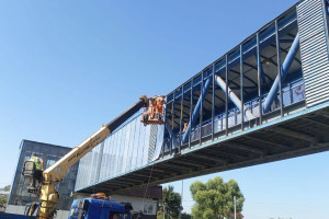 На изрисованном надземном переходе у «Ленты» во Владимире заменили остекление