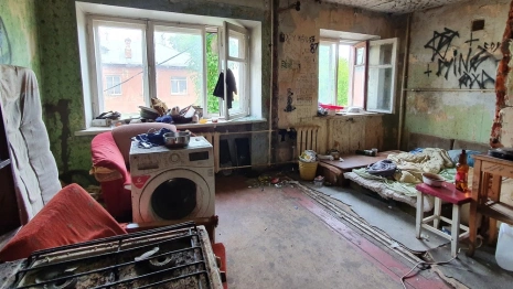 Стихи и психодел. Как квартира выселенного должника из Владимира превратилась в арт-объект