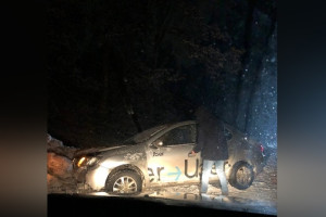 На трассе под Владимиром такси вынесло на обочину 