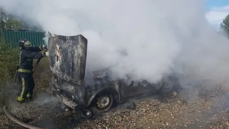 Во Владимирской области огонь уничтожил два автомобиля