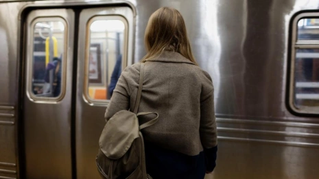 В Московском метрополитене запустили акцию при оплате проезда в городском транспорте по биометрии