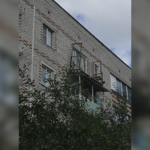 Балкон 5 этажа одного из домов Красной Горбатки оказался под угрозой обрушения