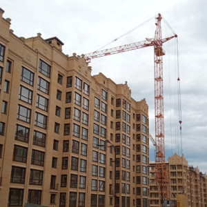 В Коммунаре у дома с лишними этажами заработал башенный кран