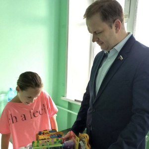 Депутат Госдумы раздал подарки юным пациентам ОДКБ Владимира